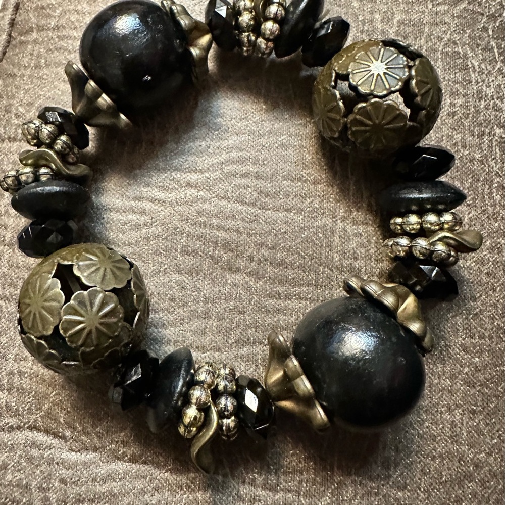 Elegant Black and Gold Beaded Bracelet